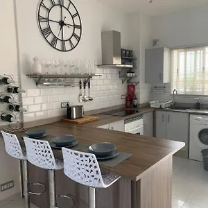 https://tres-hermanos-recently-refurbished-2-bedroom-apartment.hotelsinnerja.org